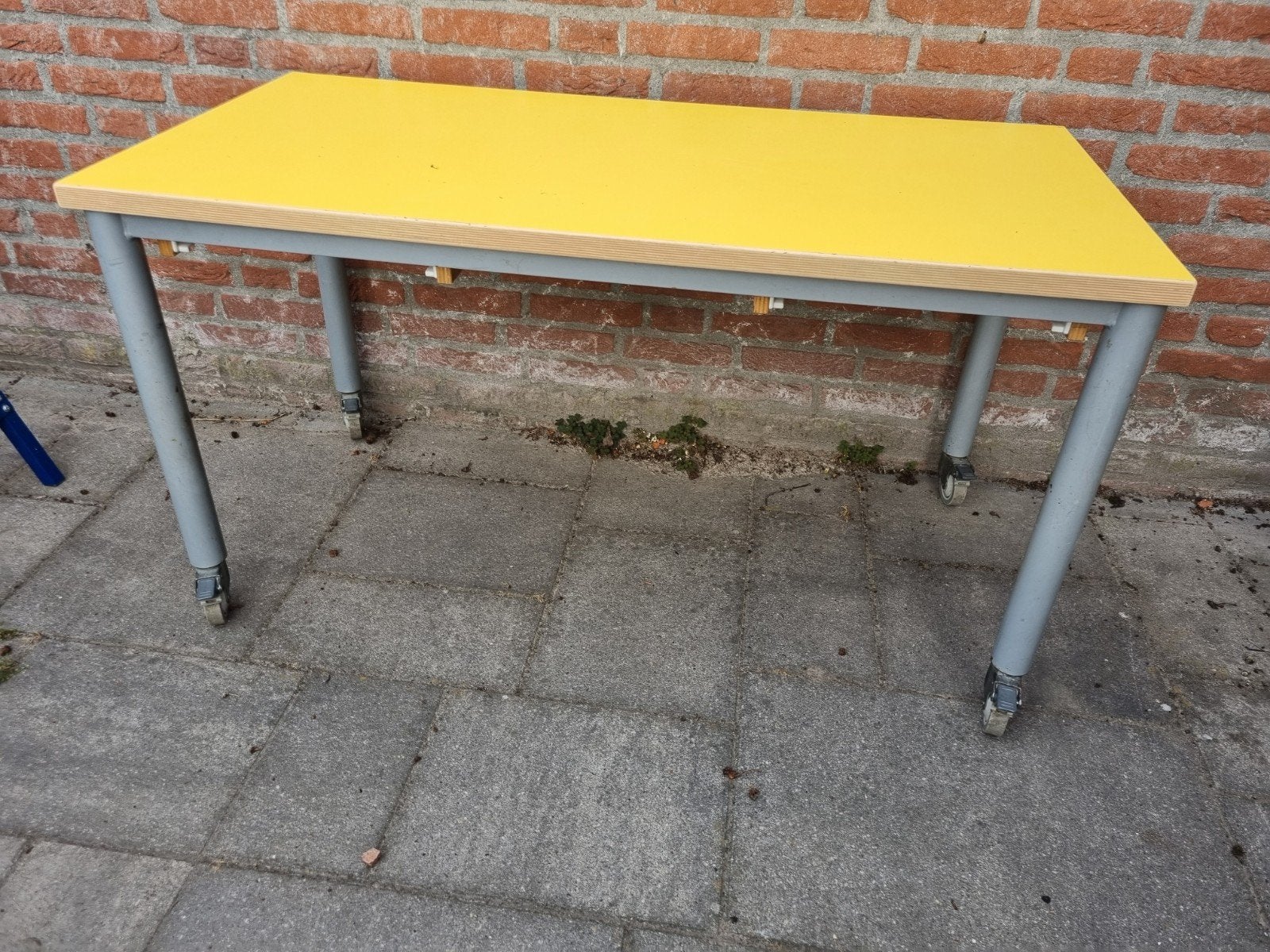 Gele tafel met wieltjes - Ideaal voor werk of hobby, Huis en Inrichting, Tafels | Eettafels, Gebruikt, 100 tot 150 cm, Tot twee personen