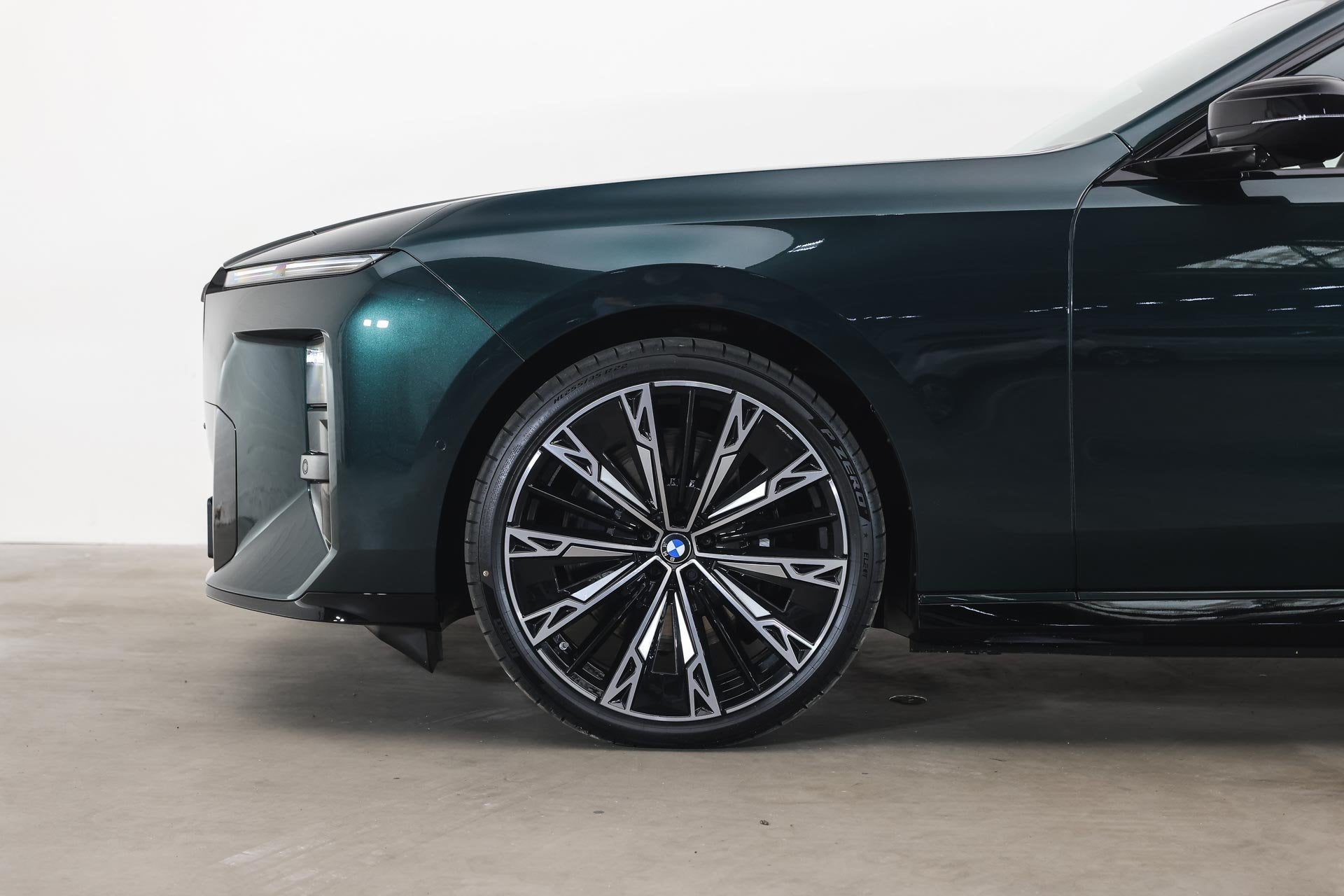 BMW i7 50 xDrive M Sport / Panoramadak Sky Lounge / Parking, Auto's, Automaat, Dealer onderhouden, Zwart, 2670 kg