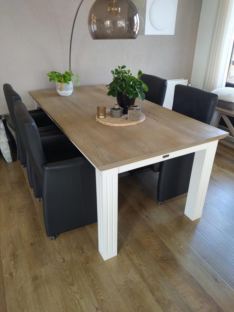 Te koop Eettafel met 4 stoelen., Klassiek, Eikenhout, Zo goed als nieuw, Vijf personen of meer