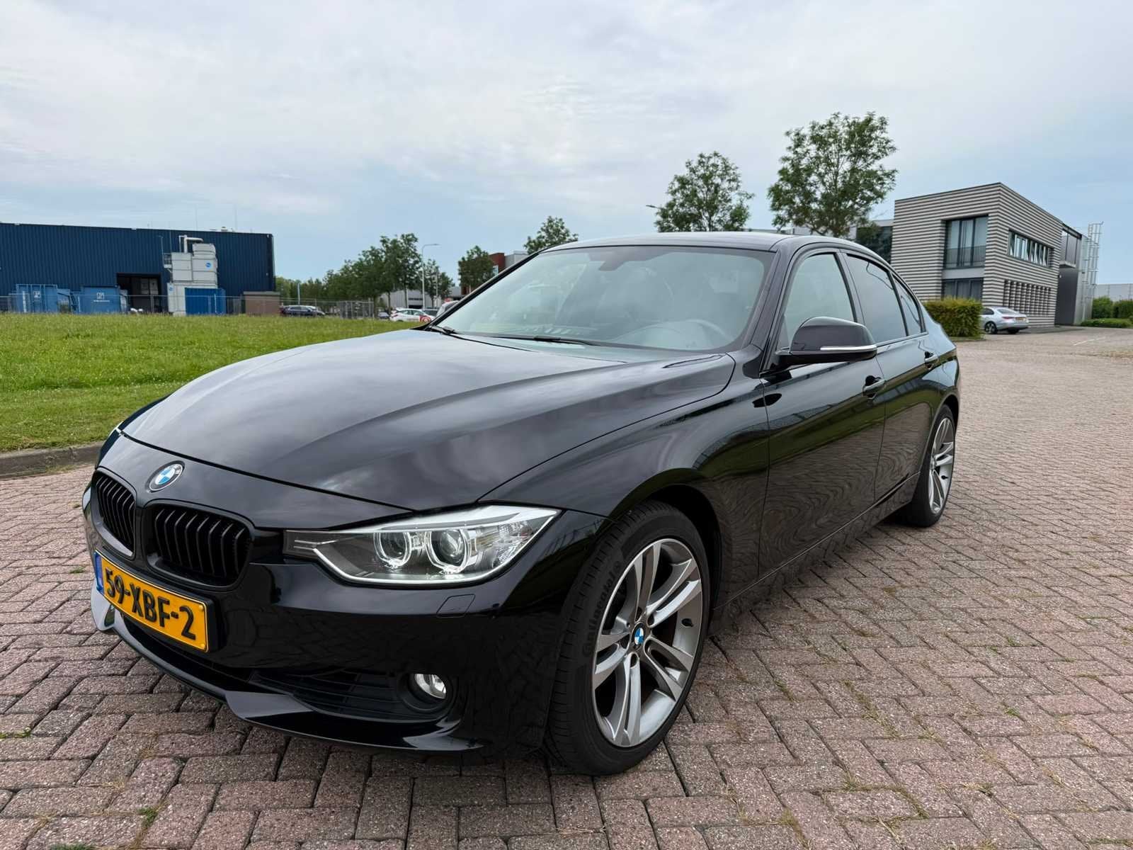 BMW 320i High Executive Automotive, Auto's, BMW, Automaat, Euro 5, Achterwielaandrijving, Gebruikt