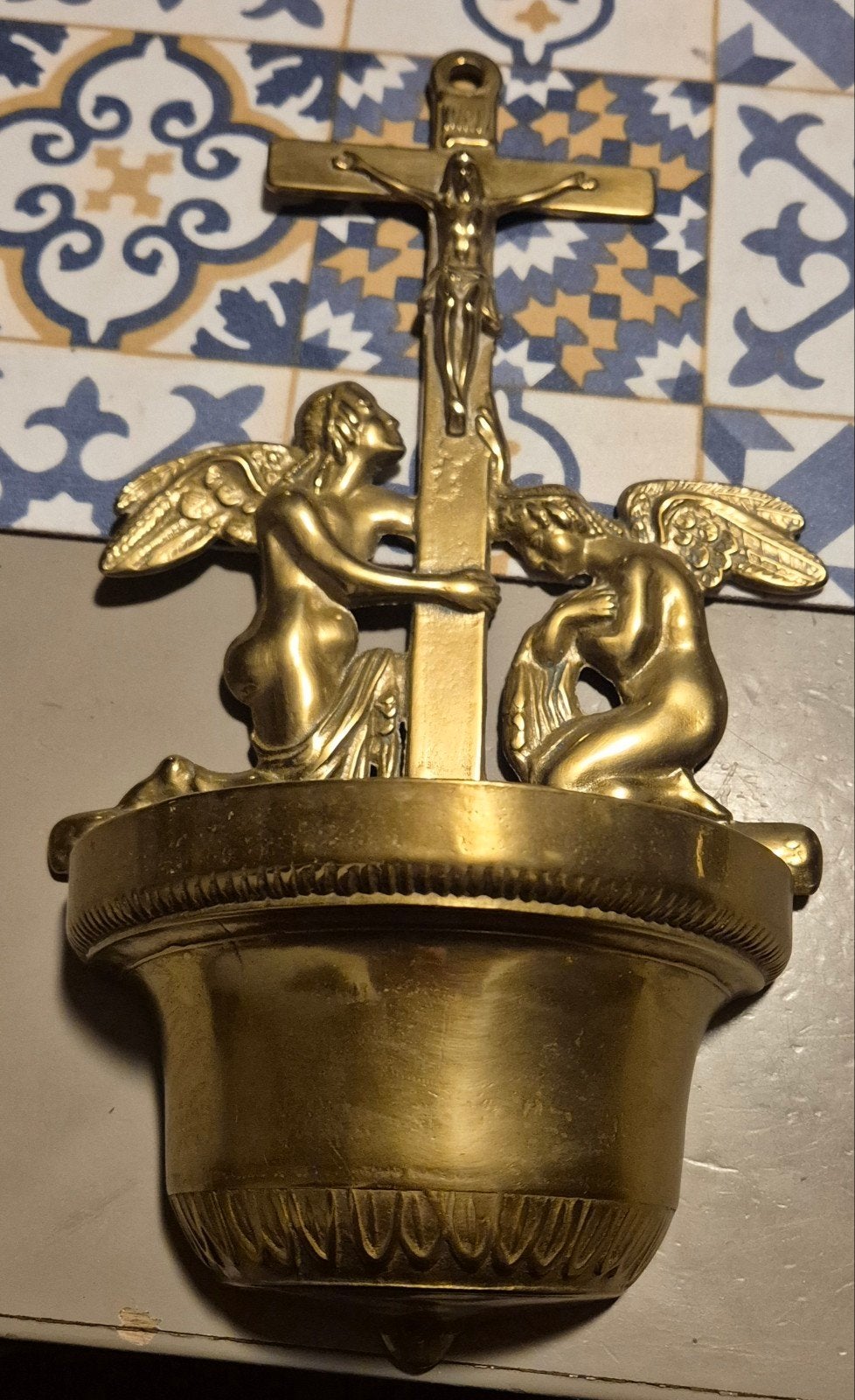 Antieke bronzen wijwaterbak met engelen en kruisbeeld, Antiek en Kunst, Ophalen of Verzenden
