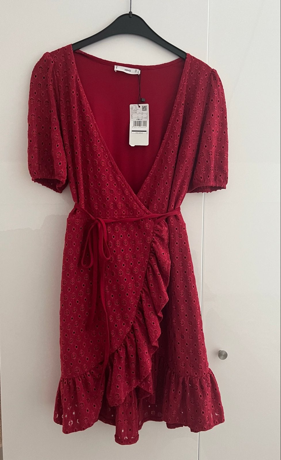 Rood wikkeljurkje met broderie van Mango -  Maat S, Nieuw, Ophalen of Verzenden, Maat 36 (S), Boven de knie
