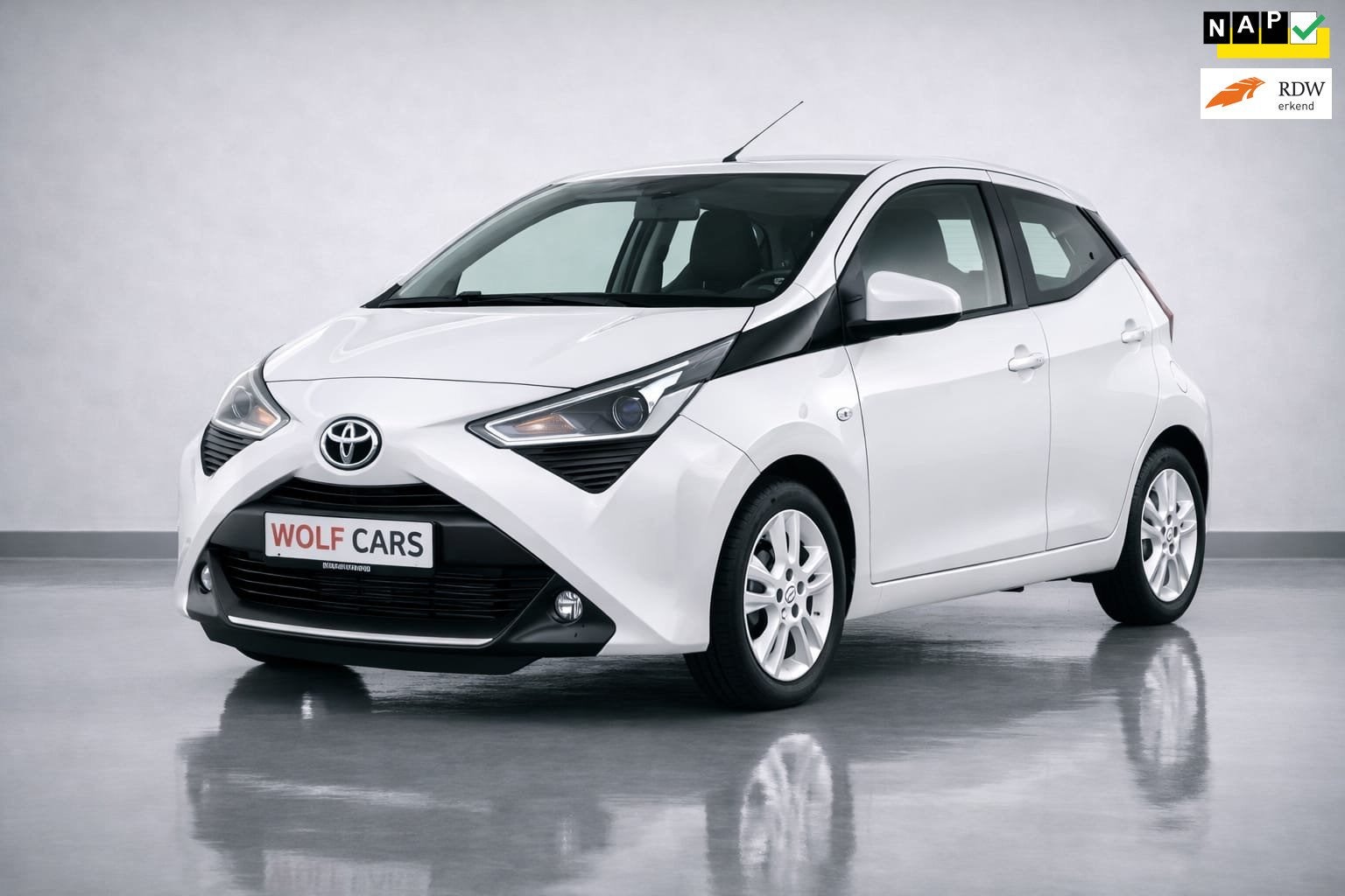 Toyota Aygo 1.0 VVT-i x-play | Camera | Airco | Nette Auto, Auto's, Voorwielaandrijving, Stof, Gebruikt, 4 stoelen