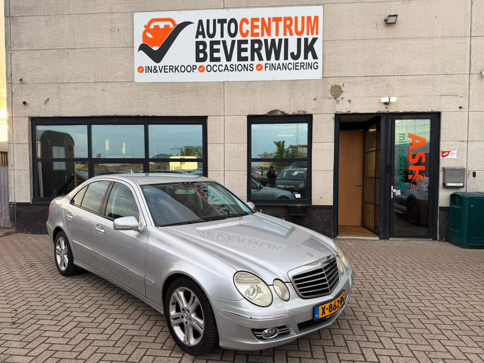 Mercedes-Benz E-Klasse 1.8 E200 AUT 2007 Grijs Youngtimer, Auto's, Automaat, Achterwielaandrijving, Zwart, 4 cilinders
