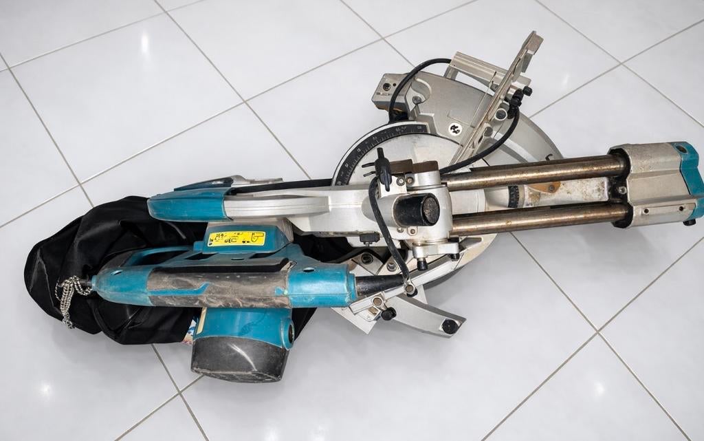 Makita Afkortzaag - Krachtige Zaag voor Precisiewerk, Doe-het-zelf en Verbouw, Gereedschap | Zaagmachines, Gebruikt, 70 mm of meer