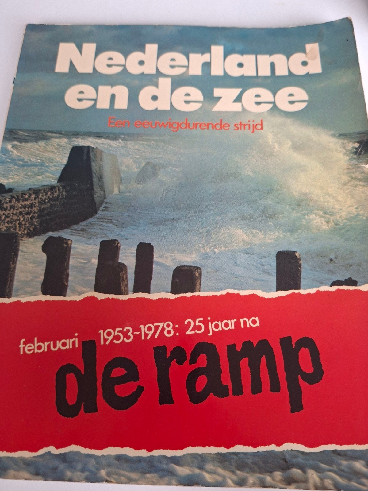 Nederland en de Zee - 25 jaar na de ramp (1978), Ophalen of Verzenden, Gelezen, Overige typen