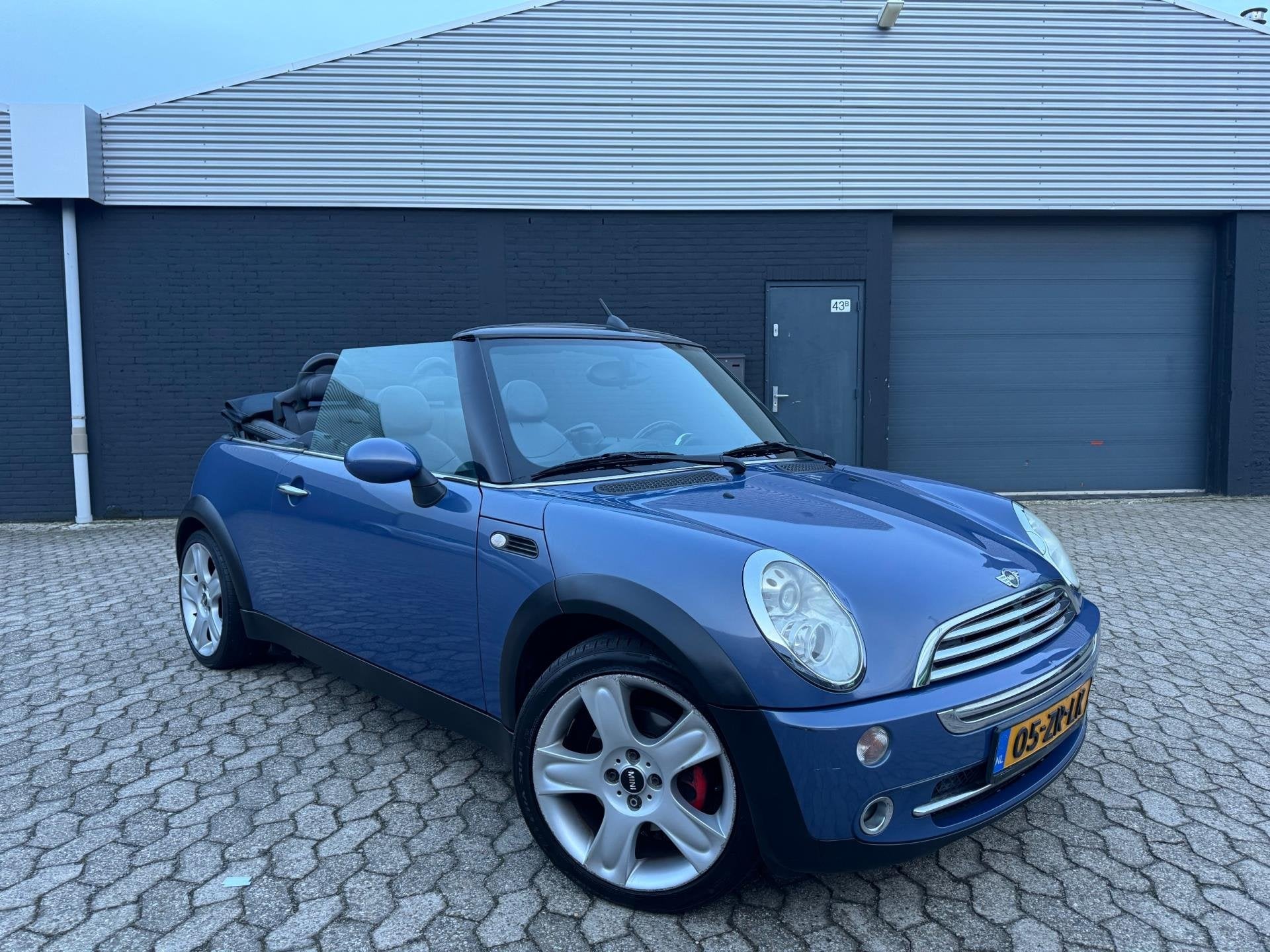 Mini Mini Cabrio 1.6 Cooper Chili, LEER, STOELVERWARMING, AI, Auto's, Dealer onderhouden, Gebruikt, 4 cilinders, 14 km/l