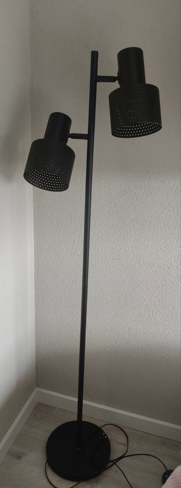 Zwarte vloerlamp Turai., Huis en Inrichting, Lampen | Vloerlampen, Ophalen, Zo goed als nieuw