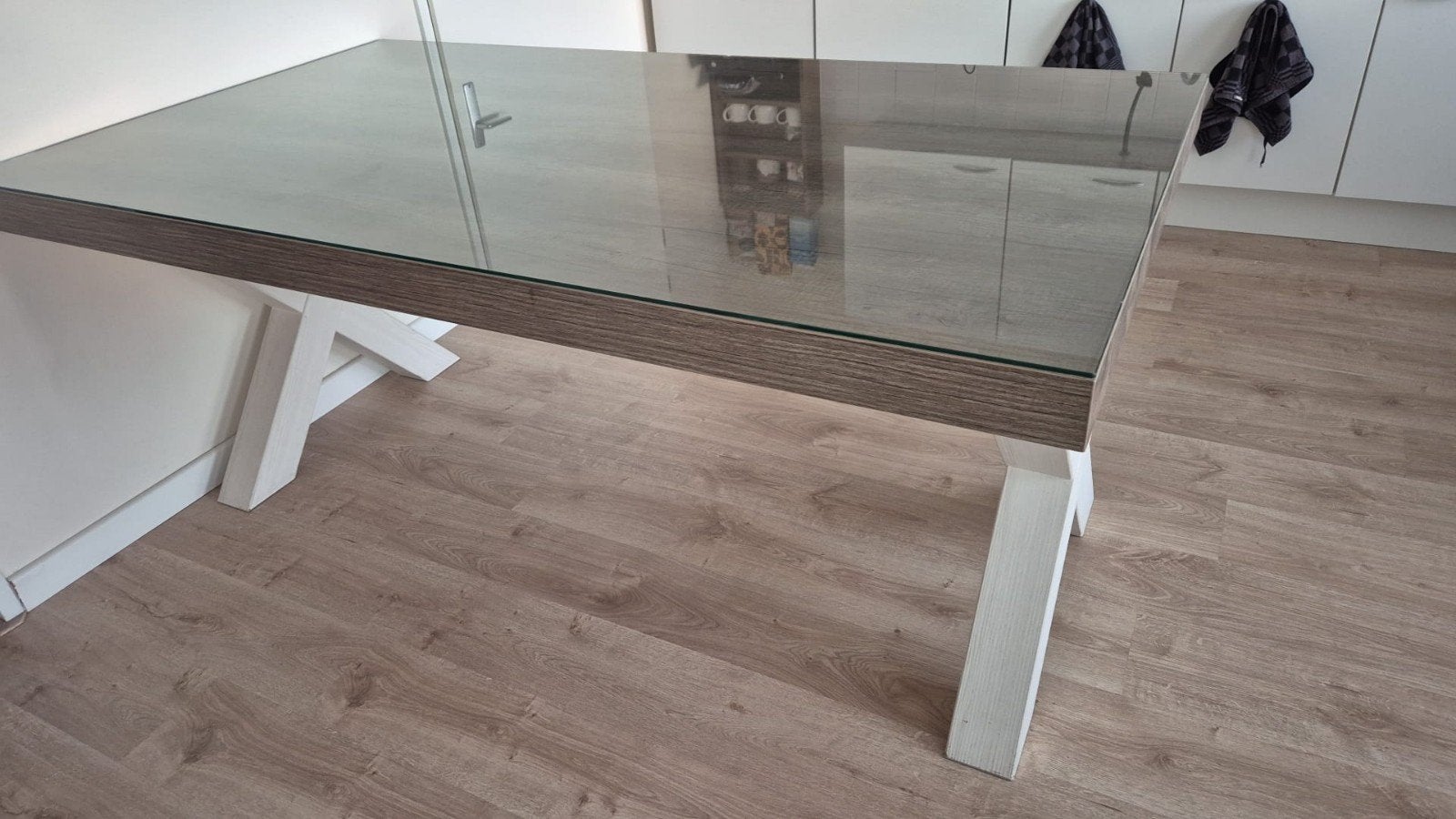 Moderne eettafel met glazen blad en wit onderstel, Ophalen, Gebruikt, Glas, 50 tot 100 cm