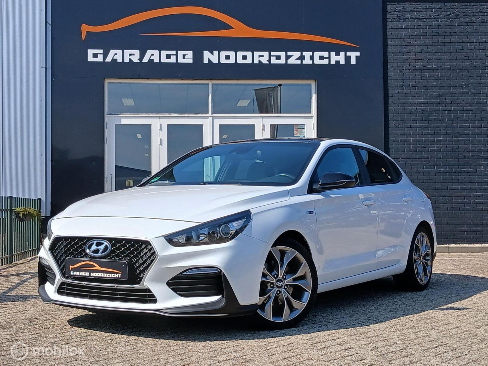Hyundai i30 1.4 Fastback N-Line 140PK Panorama Dak, Voorwielaandrijving, 1380 kg, Gebruikt, Wit
