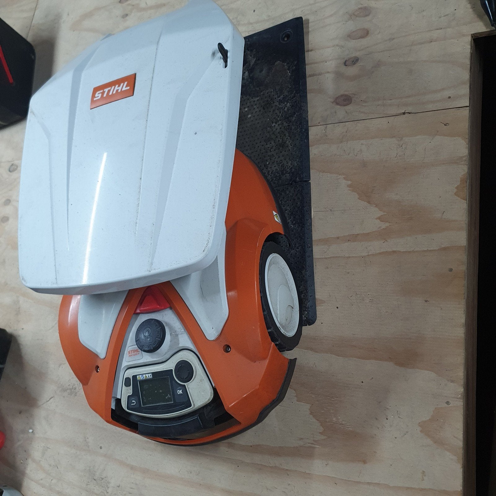 Stihl robotmaaier (defect) met goede wielmotoren, Tuin en Terras, Grasmaaiers, Ophalen, Stihl, Gebruikt, Accu-grasmaaier