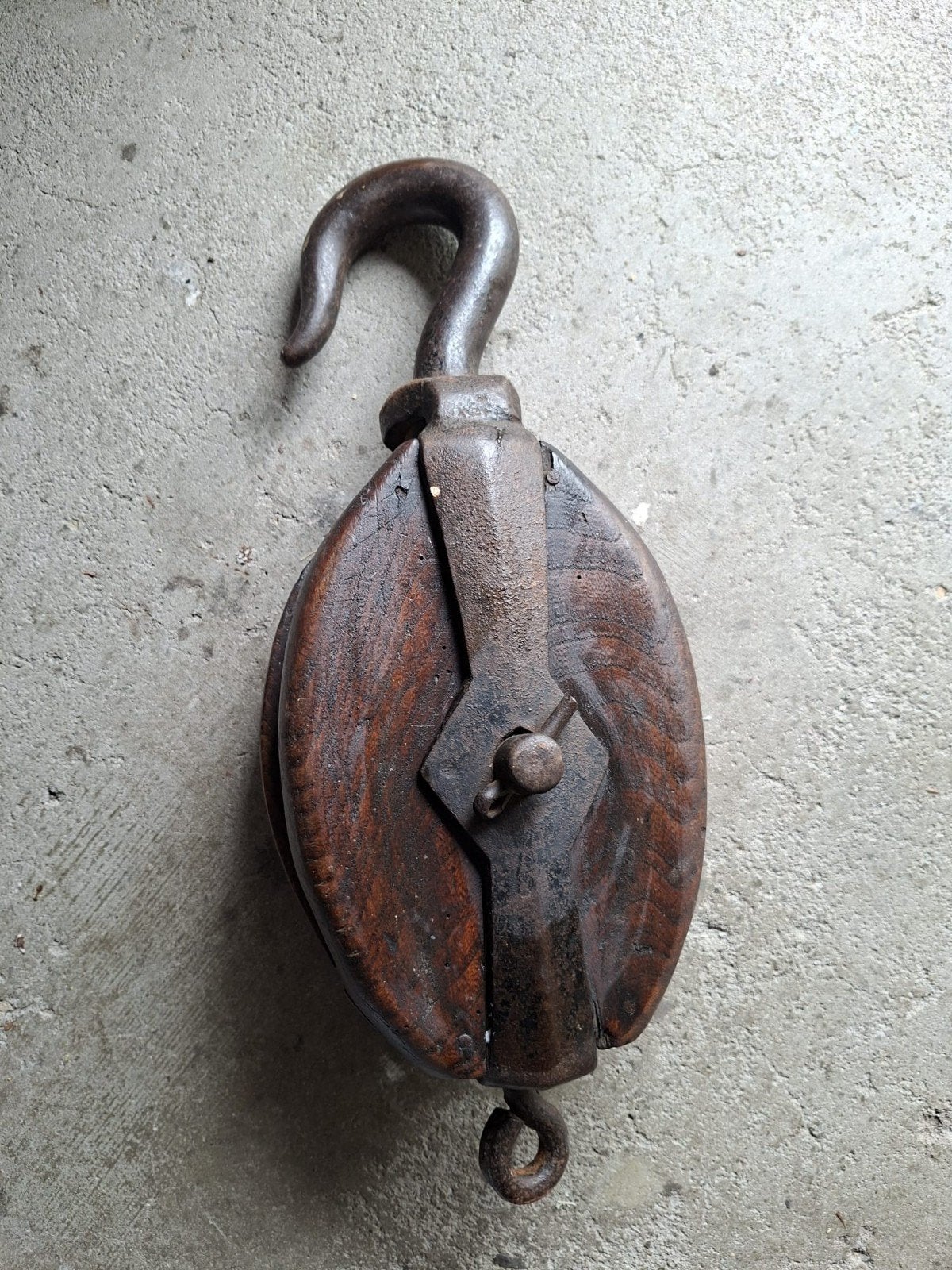 Antieke houten katrol met ijzeren haak, Ophalen
