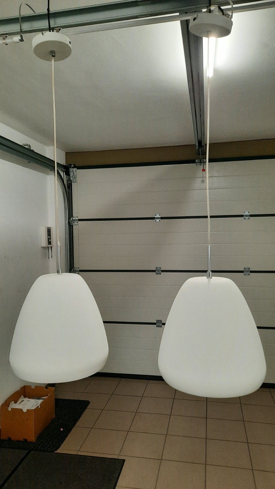 Set van 2 moderne witte hanglampen (glas), Kunststof, E27 (groot), Zo goed als nieuw, Modern, Eigentijds