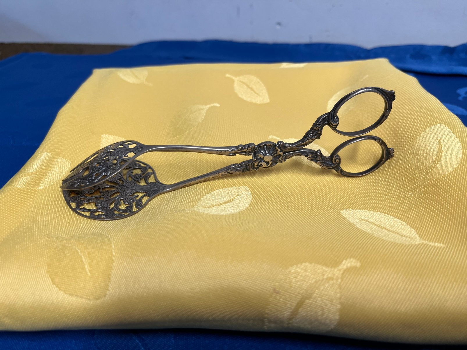 Antieke Petit - Fourtang met sierlijke opengewerkte bloem, Ophalen of Verzenden