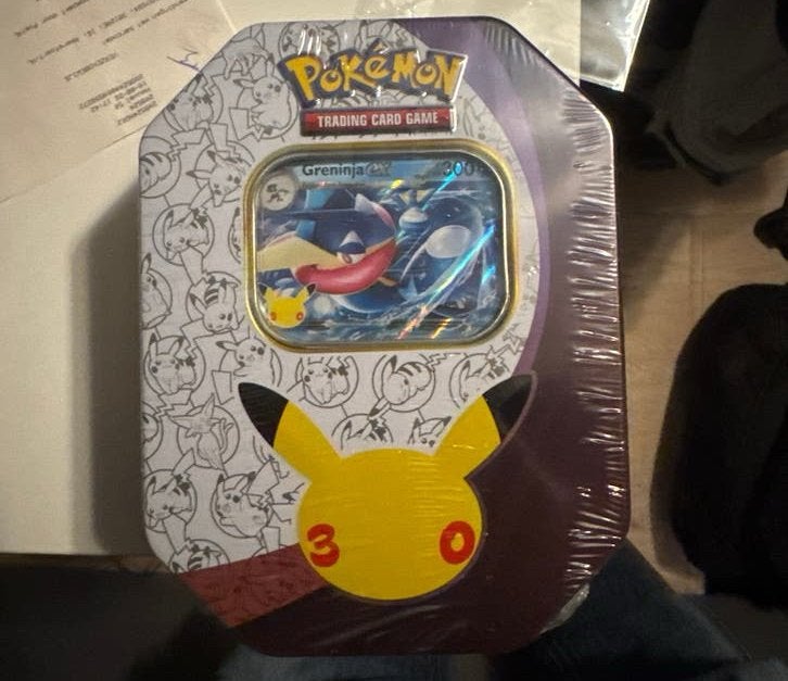 Pokémon TCG 30th Anniversary Celebrations Tin Greninja ex, Ophalen of Verzenden, Nieuw, Overige typen
