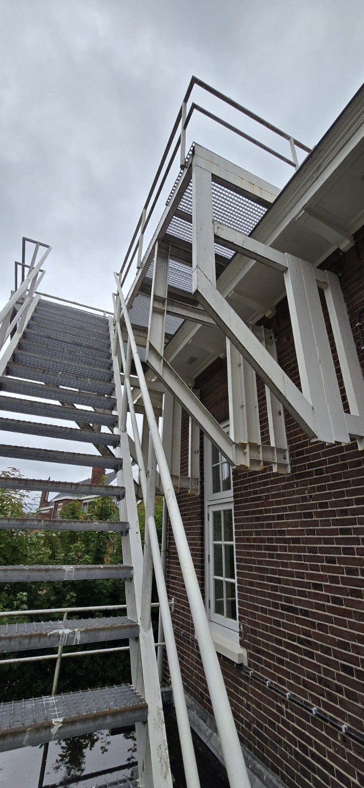 Twee stalen brandweertrappen met platform en leuningen, Ophalen, Gebruikt, Trap, 4 meter of meer