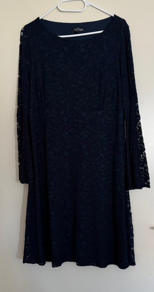 LaDress by Simone - kanten jurk, Kleding | Dames, Jurken, Blauw, Maat 42/44 (L), Ophalen of Verzenden, Zo goed als nieuw