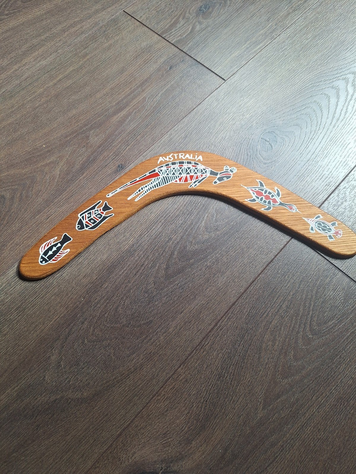 Decoratieve Boomerang met Australische Aboriginal Kunst, Ophalen, Zo goed als nieuw