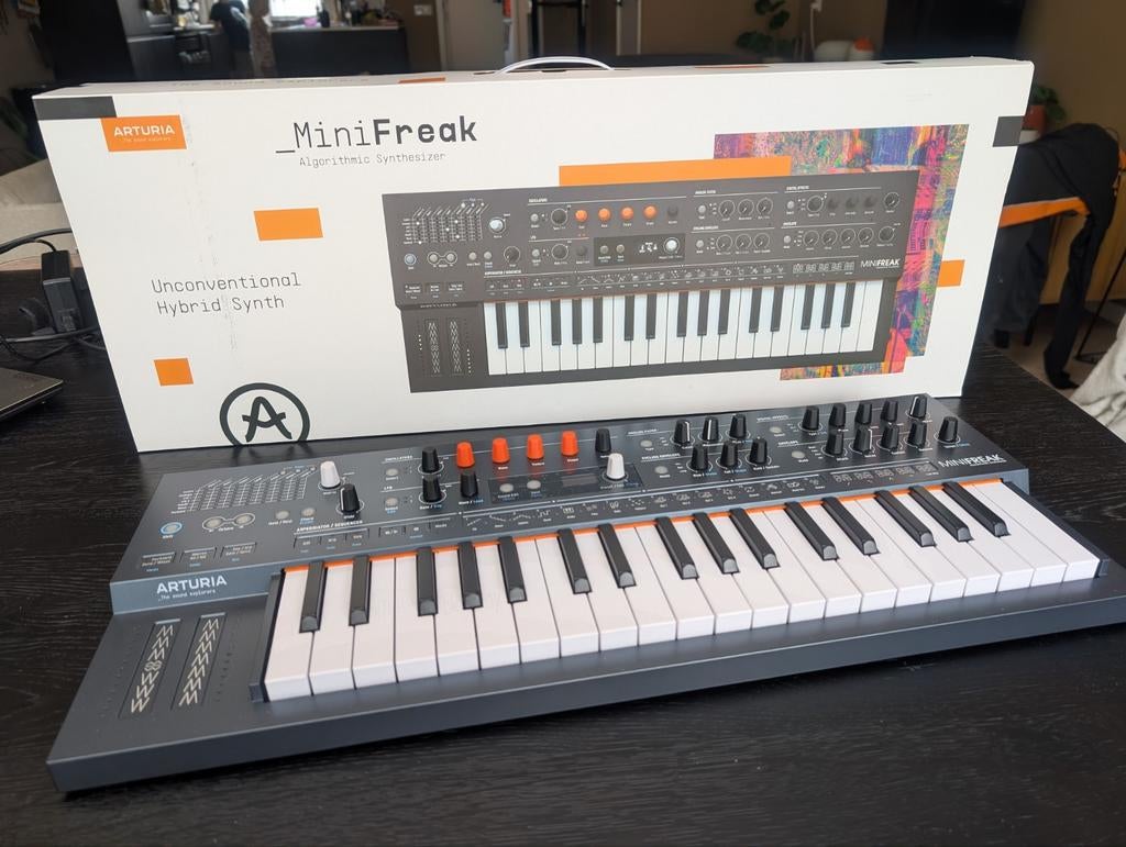Arturia Minifreak algorithmic synthesizer, Muziek en Instrumenten, Synthesizers, Overige aantallen, Zo goed als nieuw, Met midi-aansluiting