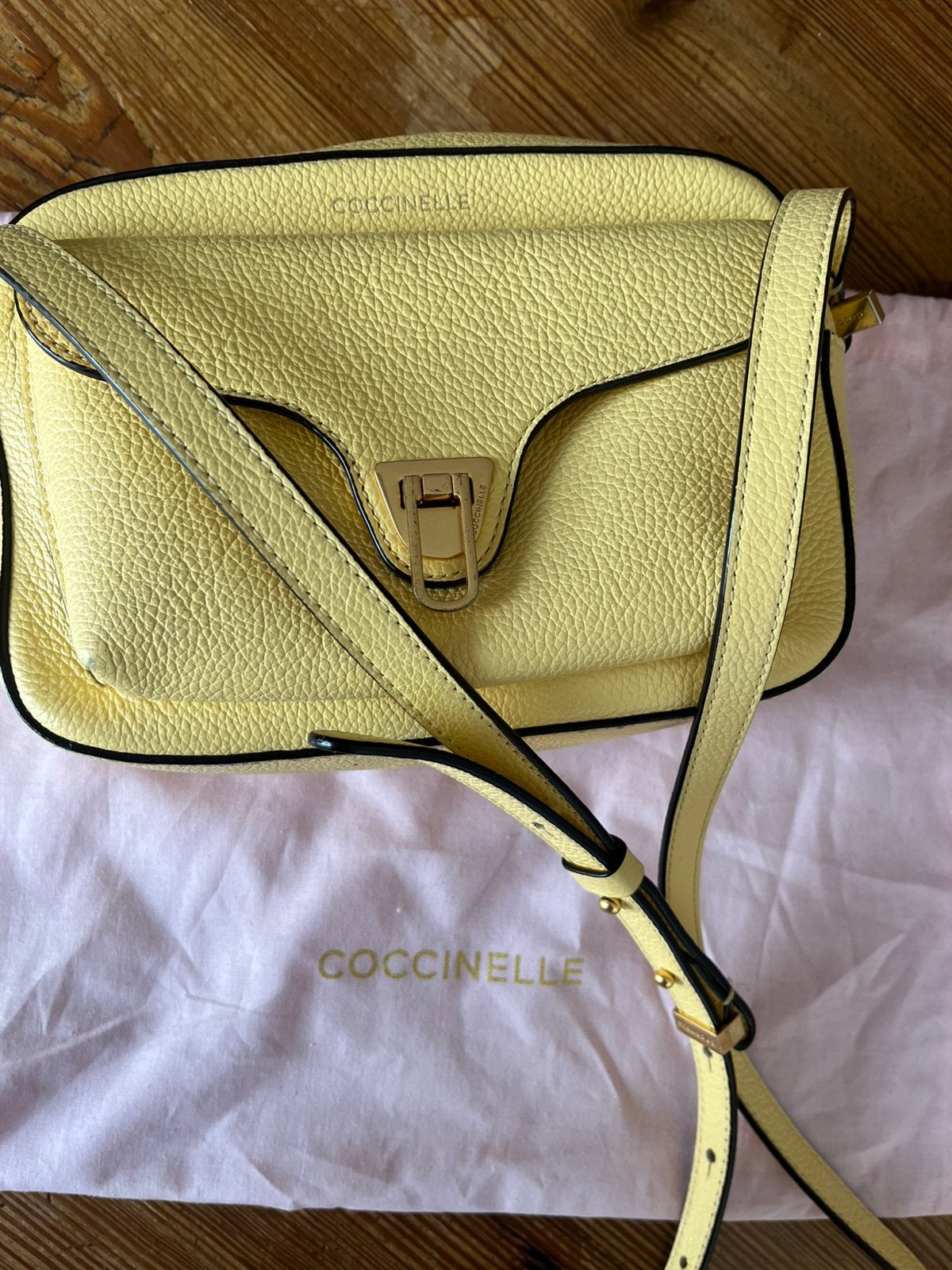 Coccinelle Camera Bag – pastelgeel, leer,  zo goed als nieuw, Verzenden, Zo goed als nieuw, Geel, Schoudertasje