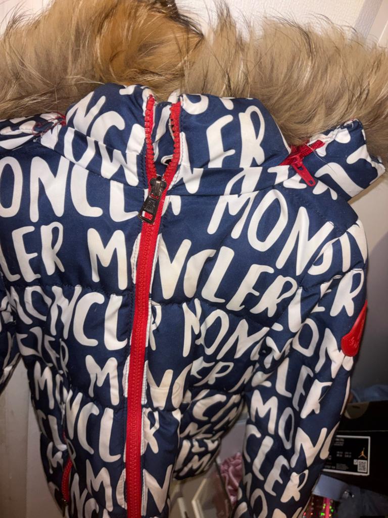 Moncler jas met warme binnenkant en opvallend design, Kinderen en Baby's, Ophalen of Verzenden, Zo goed als nieuw