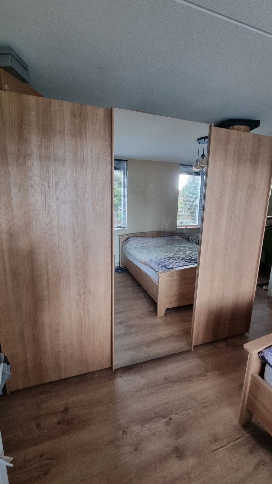 Ruime kledingkast met schuifdeuren van Beter Bed, Ophalen, Met deur(en), Gebruikt, 200 cm of meer