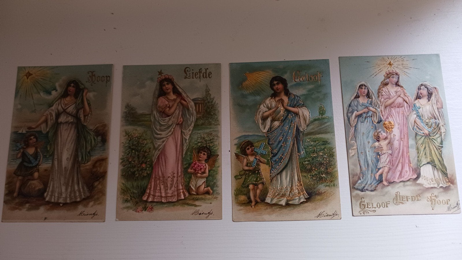 4 Antieke Reliëf Ansichtkaarten Geloof Liefde Hoop, Ophalen of Verzenden