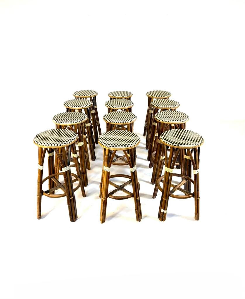 Partij van 12 vintage Franse bistro barkrukken ‘80, 5 krukken of meer, Met voetsteun, Hout, 60 tot 90 cm