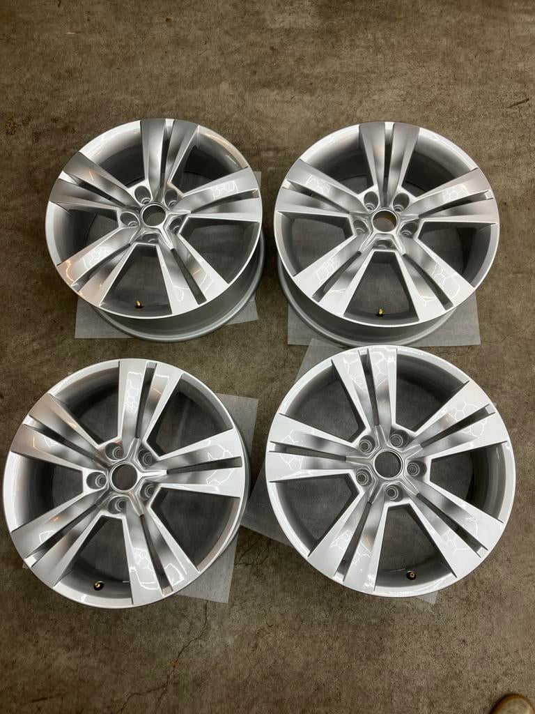 18 inch originele Skoda Karoq velgen -  zo goed als nieuw, Auto-onderdelen, Banden en Velgen, Velg(en), Zomerbanden, 18 inch, 215 mm