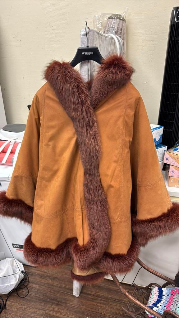 Mooie cape met bonte kraag, Kleding | Dames, Ophalen of Verzenden, Zo goed als nieuw