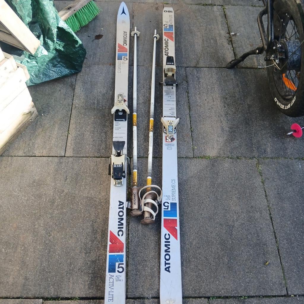 Atomic Ski's met stokken, 160 tot 180 cm, Gebruikt, Ophalen of Verzenden, Carve