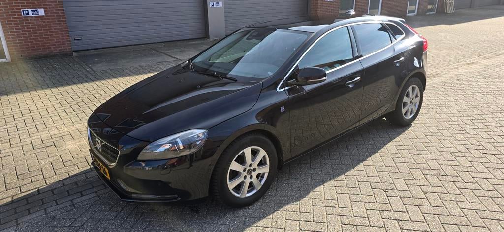 Volvo V40 2.0 D4 190PK 2014 Zwart Ocean Race | NIEUWE APK, Auto's, Volvo, Voorwielaandrijving, Euro 5, Zwart, 1969 cc