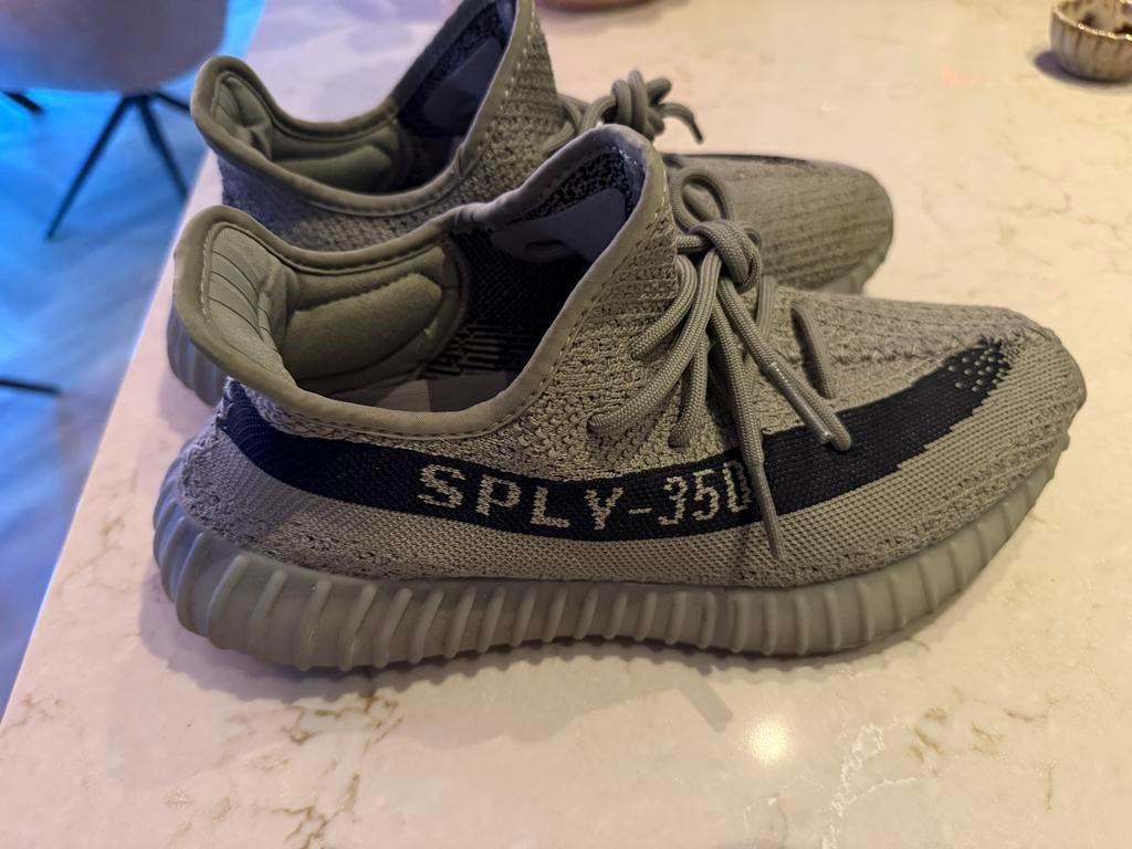 Groene Yeezy Boost 350 V2 - zo goed als nieuwe, Ophalen of Verzenden, Gedragen, Overige kleuren, Sneakers of Gympen
