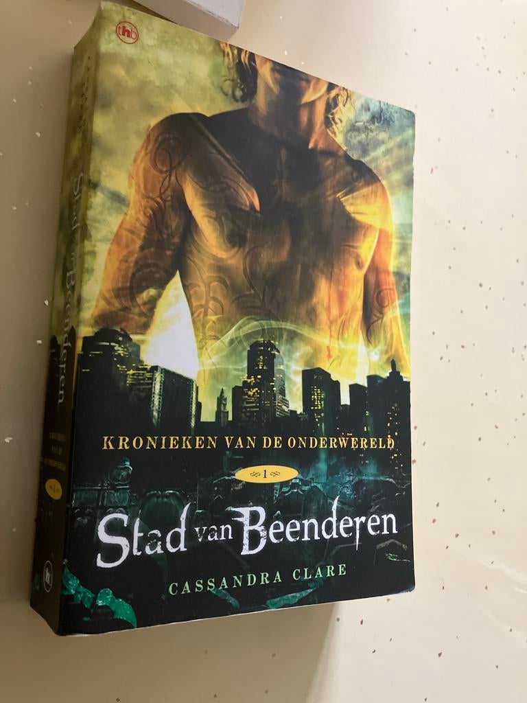 Stad van Beenderen - Cassandra Clare, Boeken, Ophalen of Verzenden, Zo goed als nieuw
