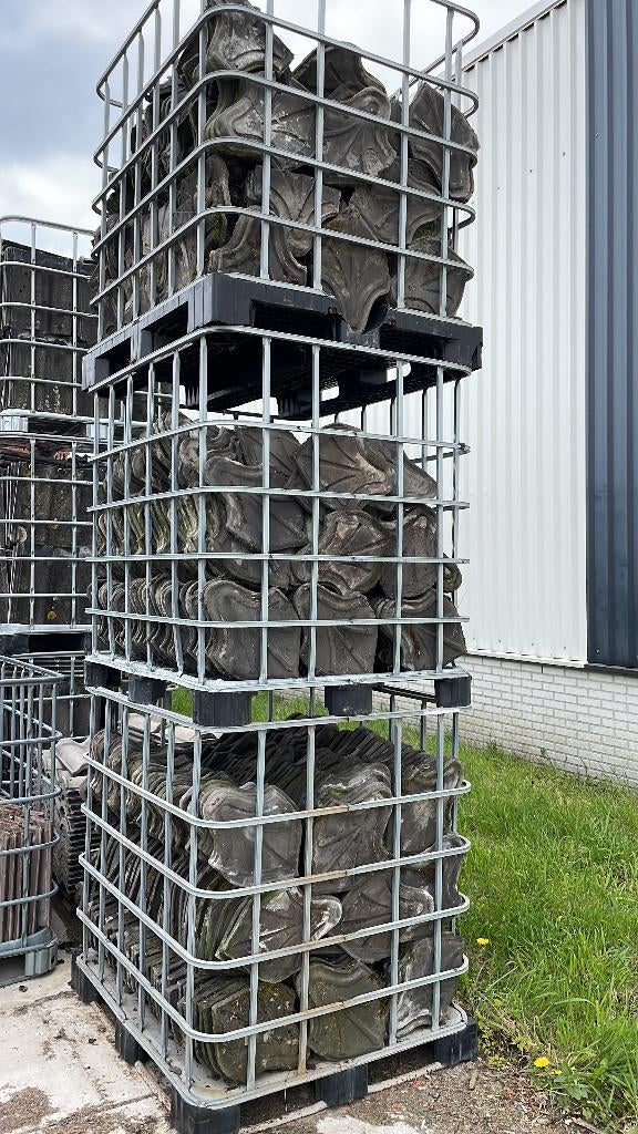 Oegstgeester gesmoorde dakpannen 800 heel / 80 half.