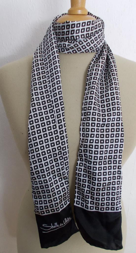 Mooie zwart/wit 100% silk sjaal van designer Sheila de Vries, Ophalen of Verzenden, Zo goed als nieuw, Maat 38/40 (M), Sjaal