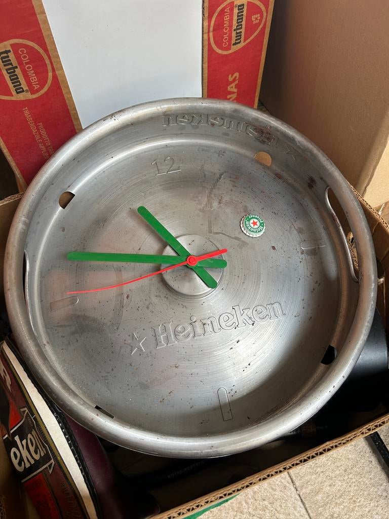 Metalen Heineken fust klok met wat plekjes, Ophalen, Zo goed als nieuw, Wandklok