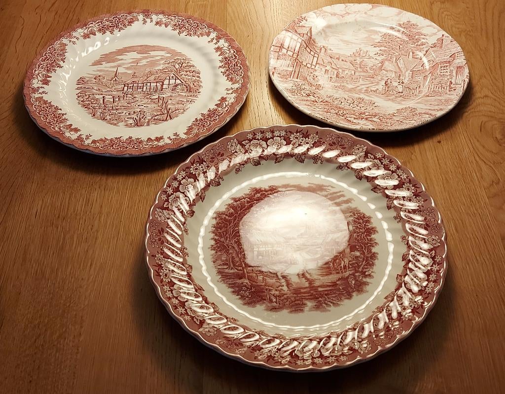 Engels rood 2 prachtige grote taart/gebaksborden € 25,--, Ophalen of Verzenden