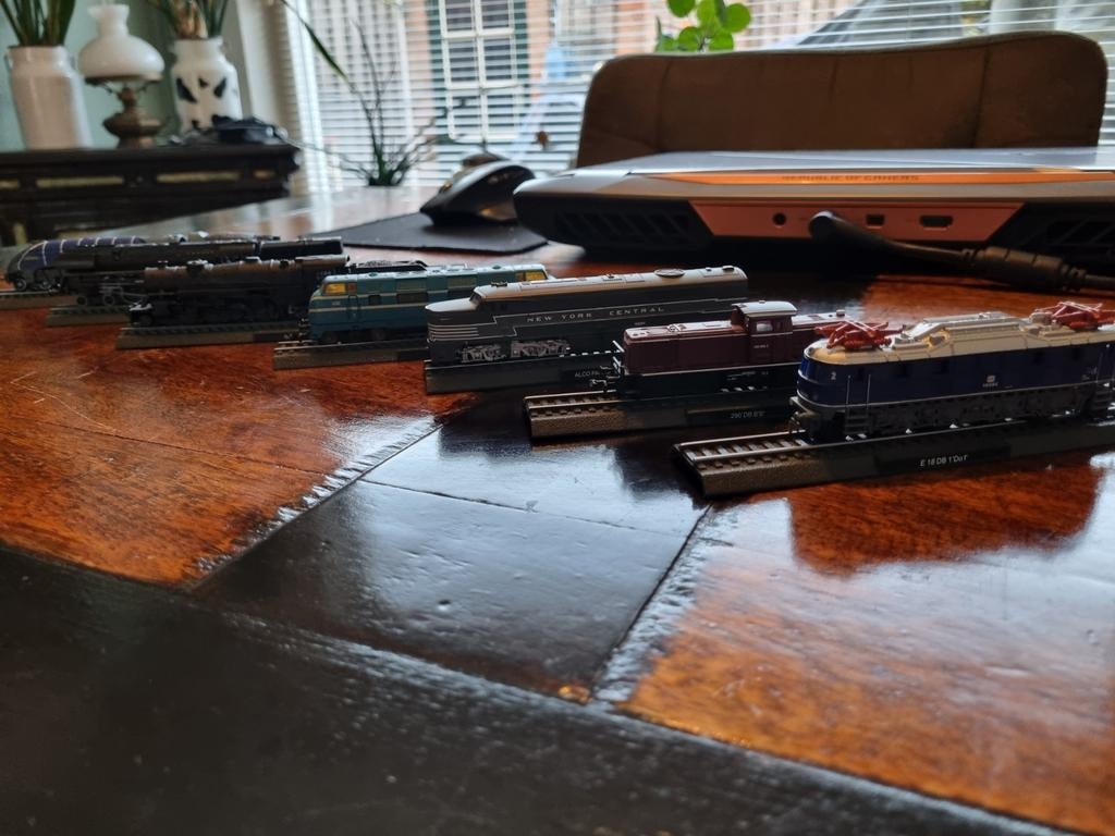 Diverse N schaal locomotieven met display rails, van CIL, Hobby en Vrije tijd, Modeltreinen | N-Spoor, Overige merken, Locomotief