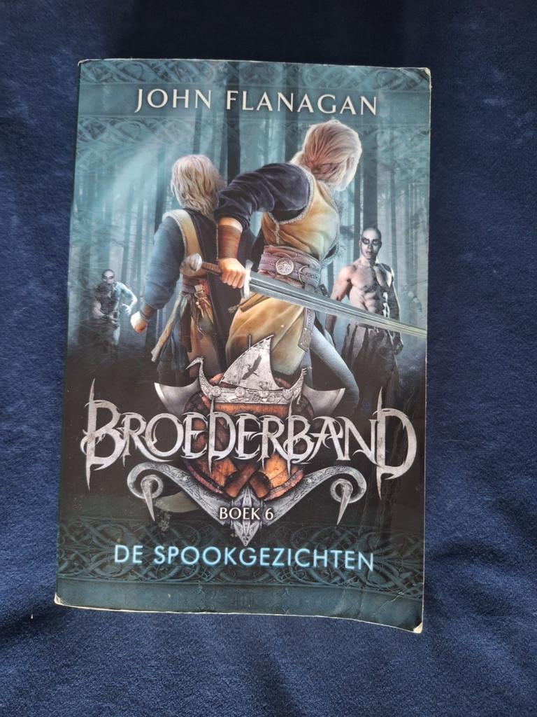 Broederband, boek 6: De Spookgezichten - John Flanagan, Ophalen of Verzenden, Gelezen, John Flanagan