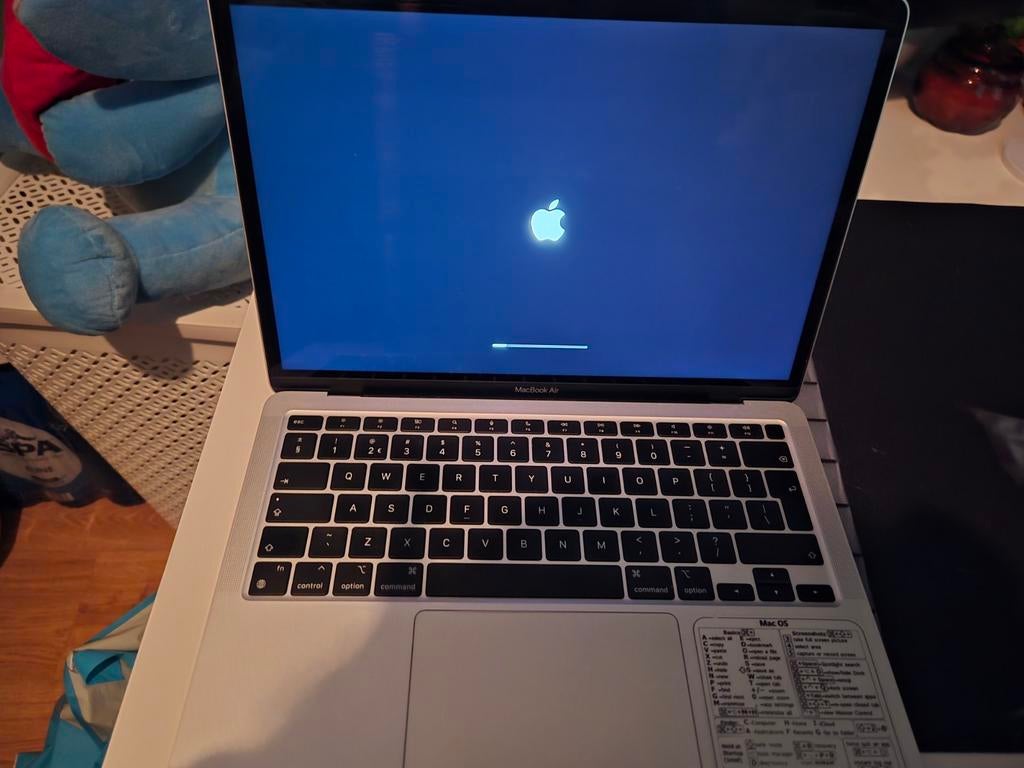 Grijze MacBook - Amper gebruikt, met sticker, Computers en Software, Apple Macbooks, Qwerty, 8 GB, 13 inch, Ophalen of Verzenden