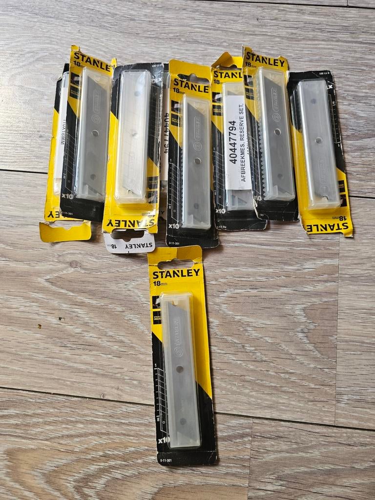 Te koop 8 pakjes Stanley breekmesjes 18mm, Ophalen of Verzenden