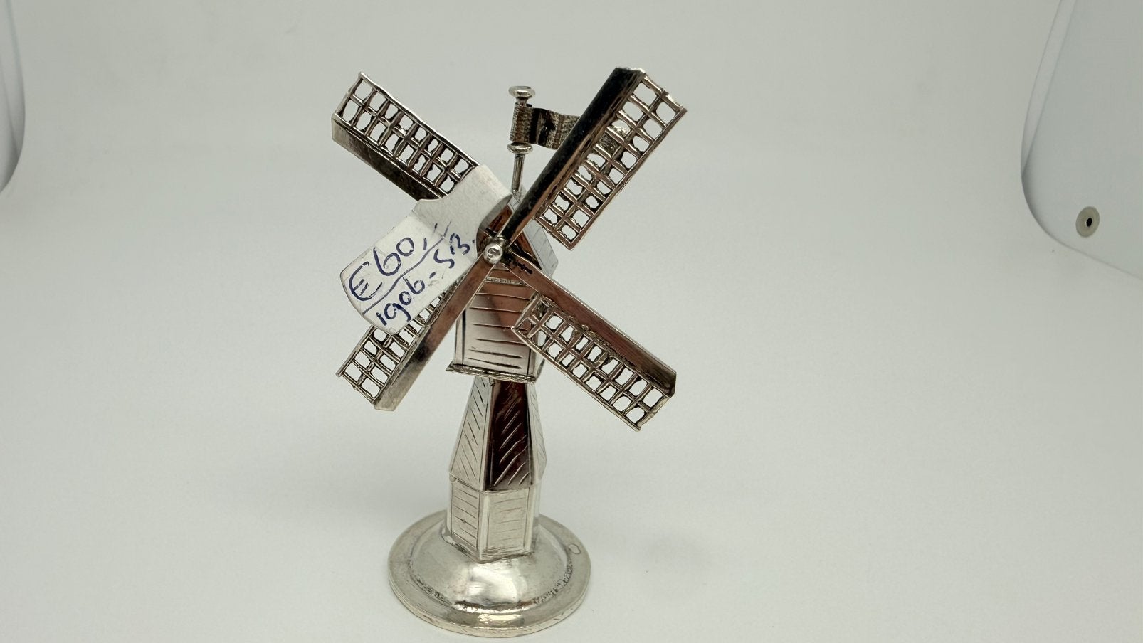 Zilveren miniatuur van een molen, wieken draaien., Antiek en Kunst, Verzenden, Zilver