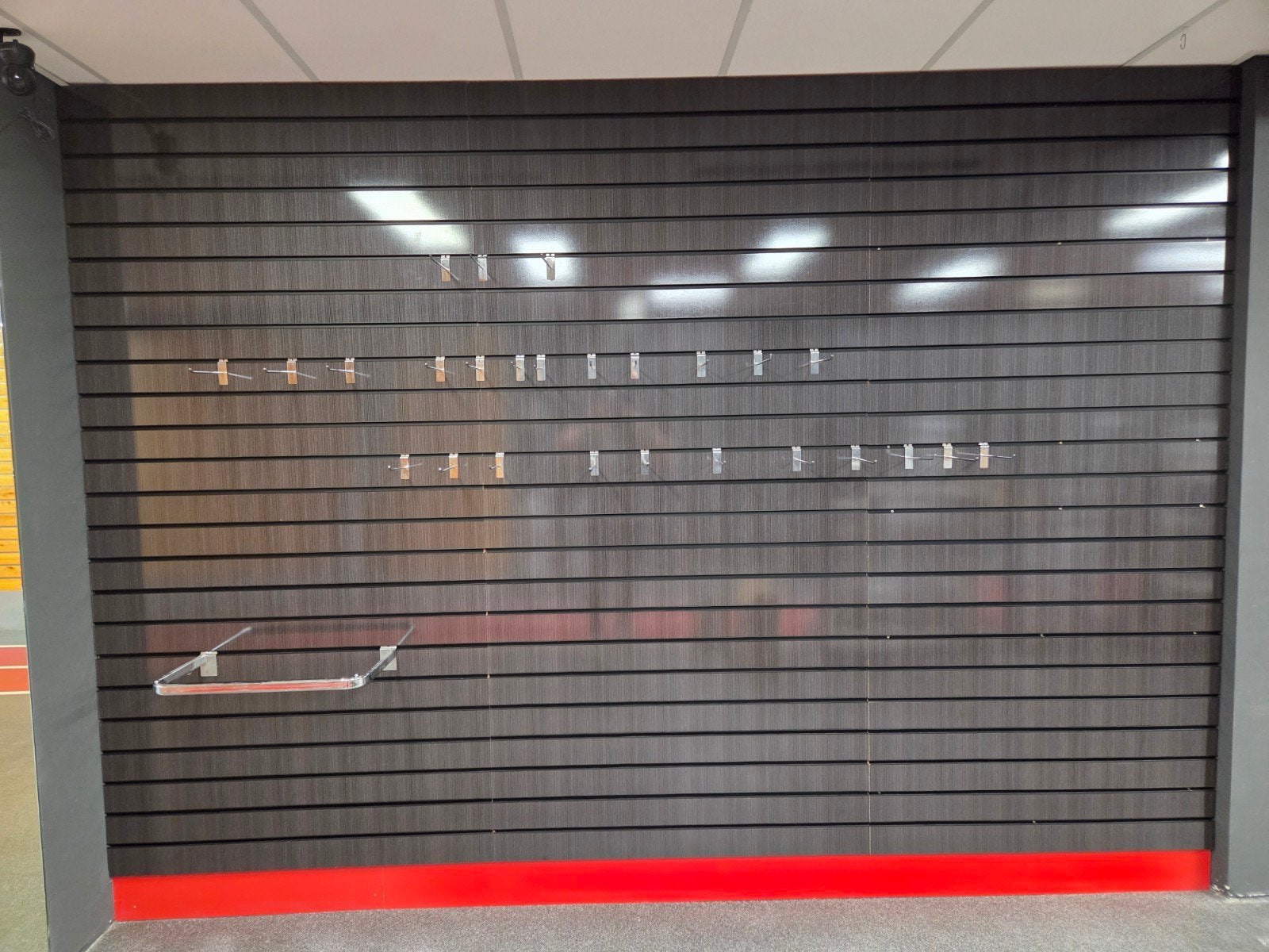 Wandrek met Slatwall Panelen en Haken, Ophalen