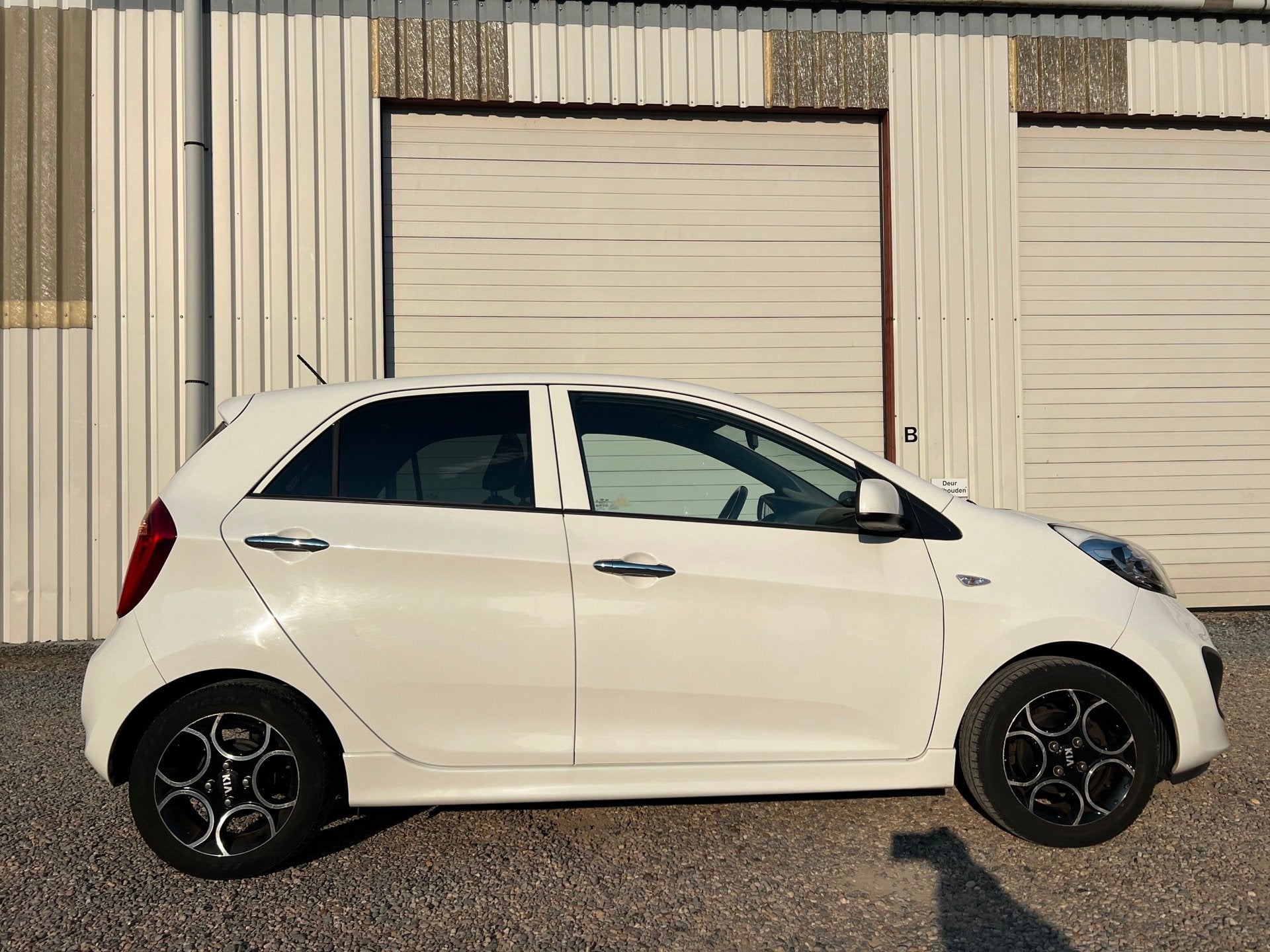 Kia Picanto 1.0 CVVT 1e EIG World Cup Ed.LED.LEER.NEW-APK.NA, Auto's, Voorwielaandrijving, Gebruikt, Zwart, 400 kg