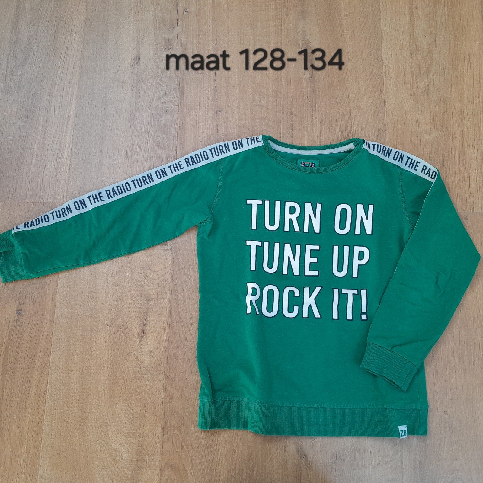 Groene trui van Z8 met opdruk 'Turn on Tune up Rock it!', Kinderen en Baby's, Gebruikt, Trui of Vest, Ophalen of Verzenden, Onbekend
