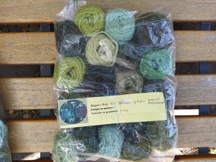 zelfgesponnen bolletjes wol (Merino/bergschaap) €10 p.zakje, Ophalen of Verzenden, Nieuw, Breien of Haken, Wol of Garen