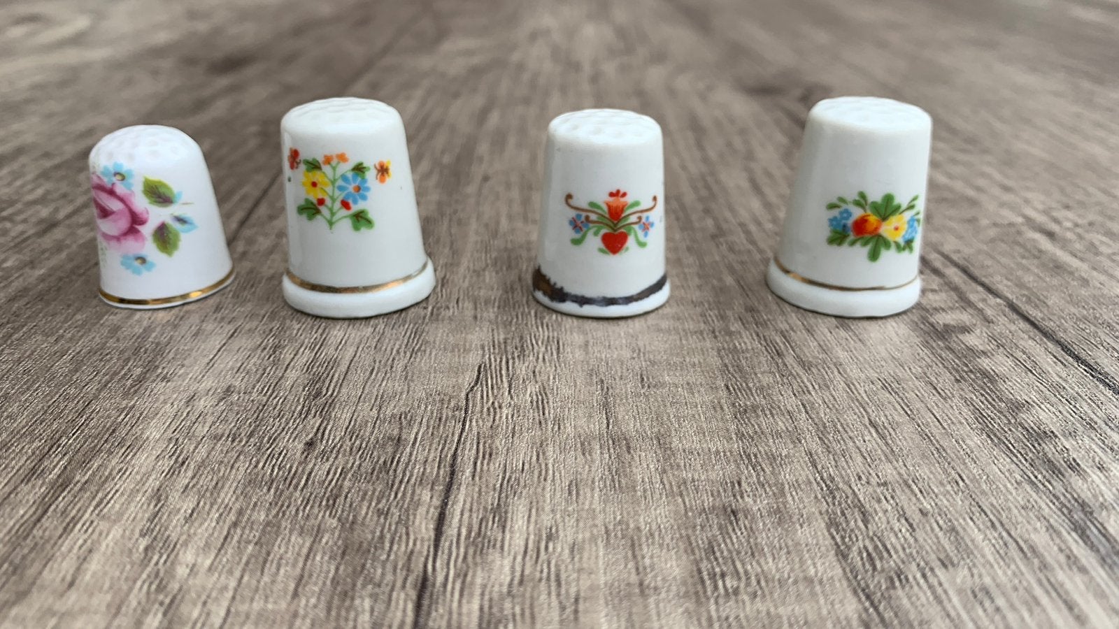 4 vintage porseleinen vingerhoedjes (o.a. Queen's Engeland), Verzamelen, Reliëf, Ophalen of Verzenden, Zo goed als nieuw, Buitenland