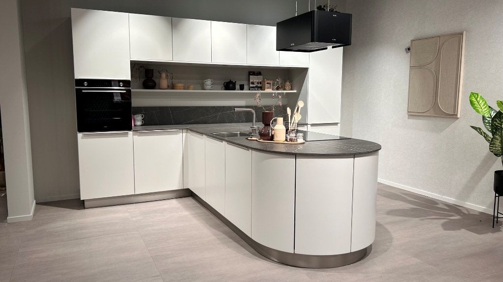 Showroom keuken Savino met afgerond schiereiland, Ophalen, 200 cm of meer, 75 cm of meer, Wit