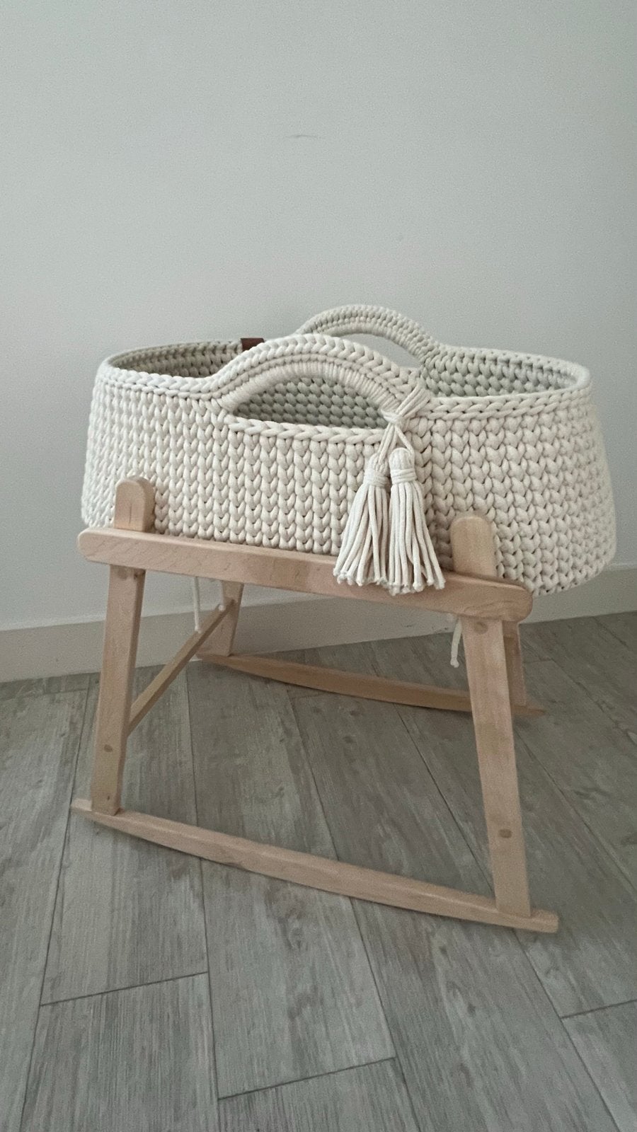 Luxe handgemaakte babywieg met schommelstandaard + matras, Ophalen of Verzenden, Zo goed als nieuw, Wieg